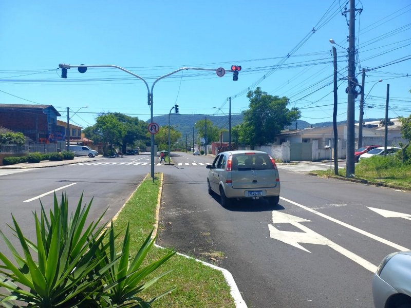 Prefeitura instala novo conjunto semafórico no cruzamento da Avenida Liberdade com a Rua Ernesto Beck