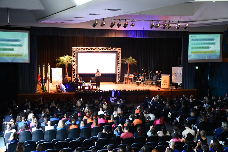 Evento em Santa Maria discute saúde emocional de professores e desafios da docência