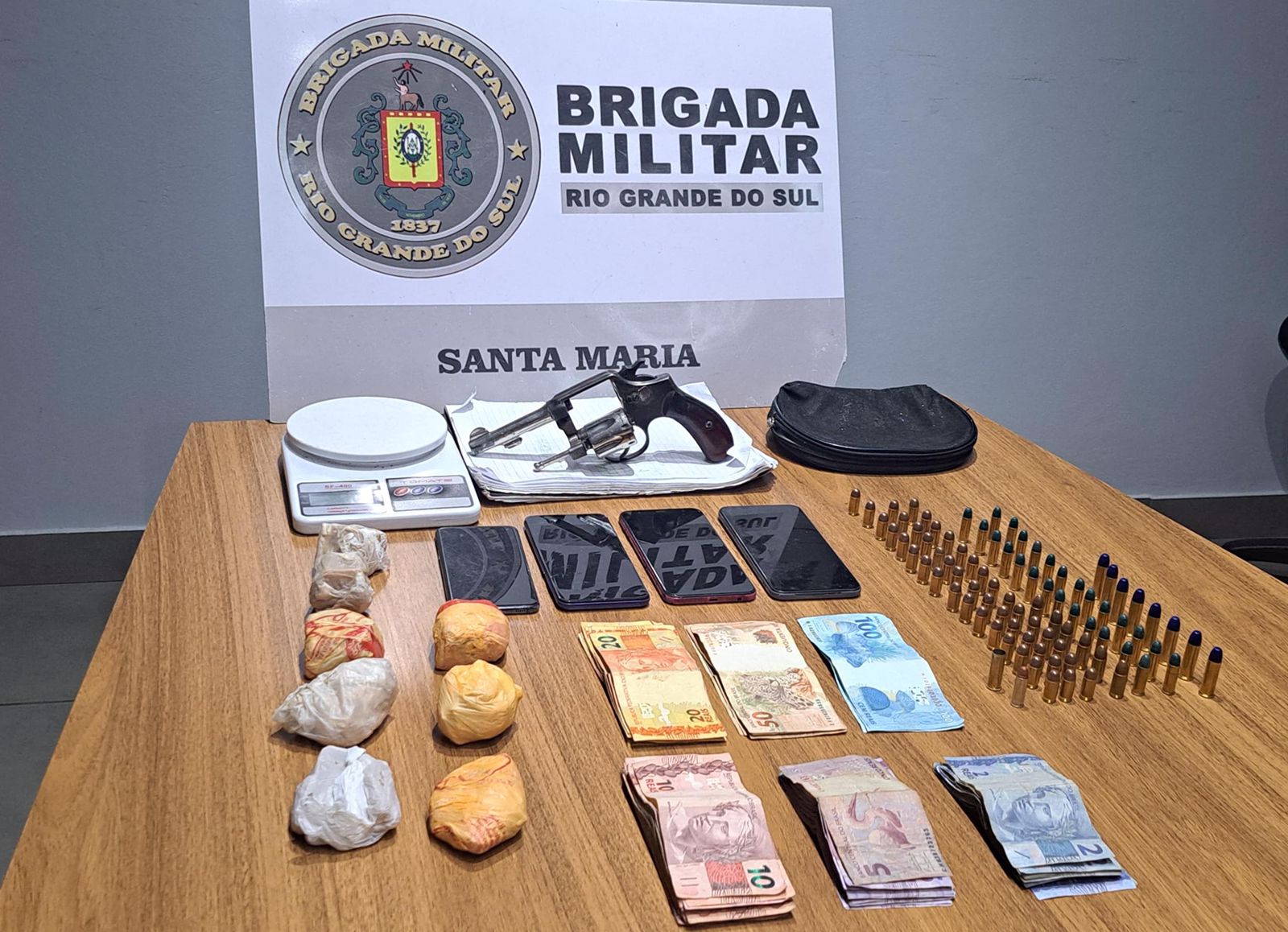 Brigada Militar apreende adolescente por tráfico de drogas no bairro Carolina