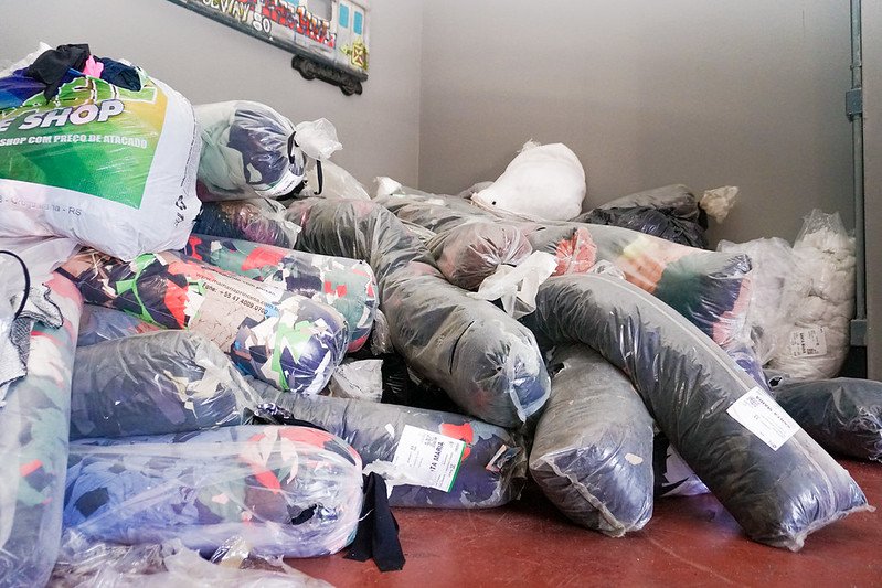  Prefeitura repassa tecidos e materiais do setor para escolas de samba de Santa Maria