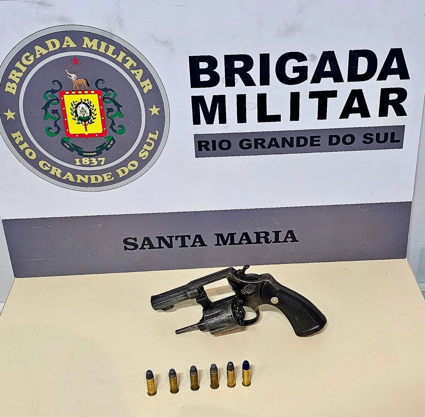Duas mulheres são presas por porte ilegal de arma de fogo no Bairro Medianeira
