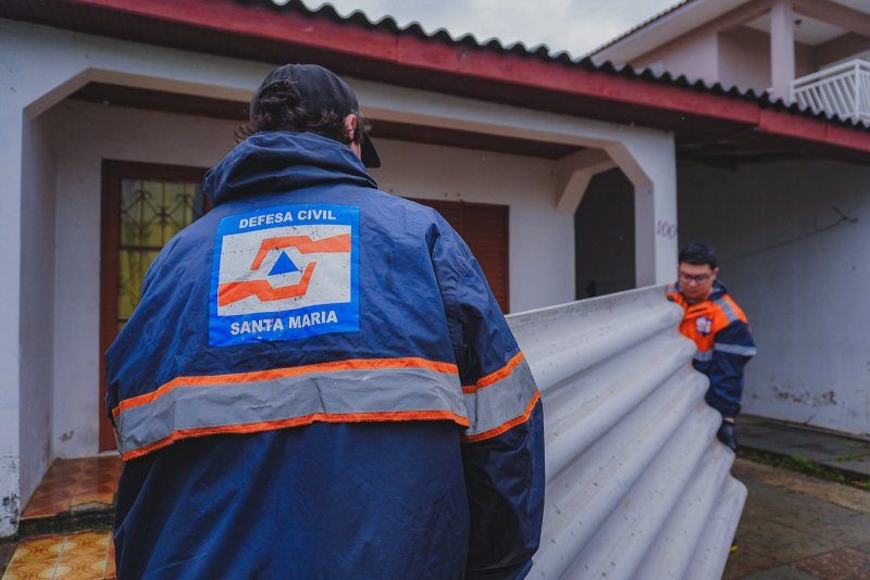 Vento de até 75 km/h causa destelhamentos e transtornos em Santa Maria