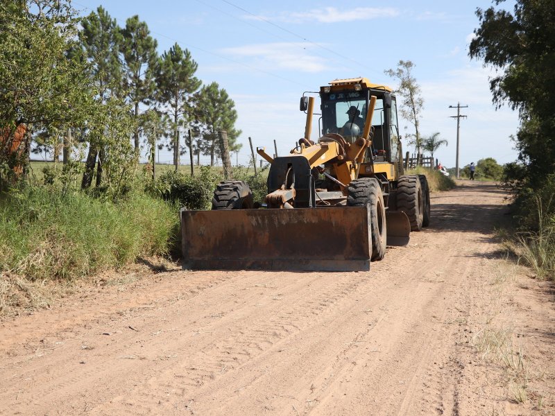 Equipes da Prefeitura trabalham na recuperação de cinco importantes estradas do Interior do Município