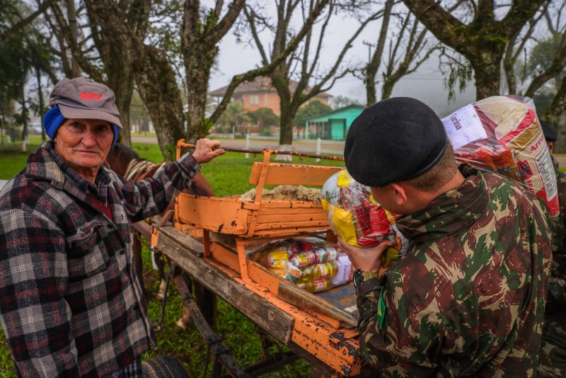 Famílias do Distrito do Boca do Monte recebem cestas básicas em ajuda humanitária da Prefeitura