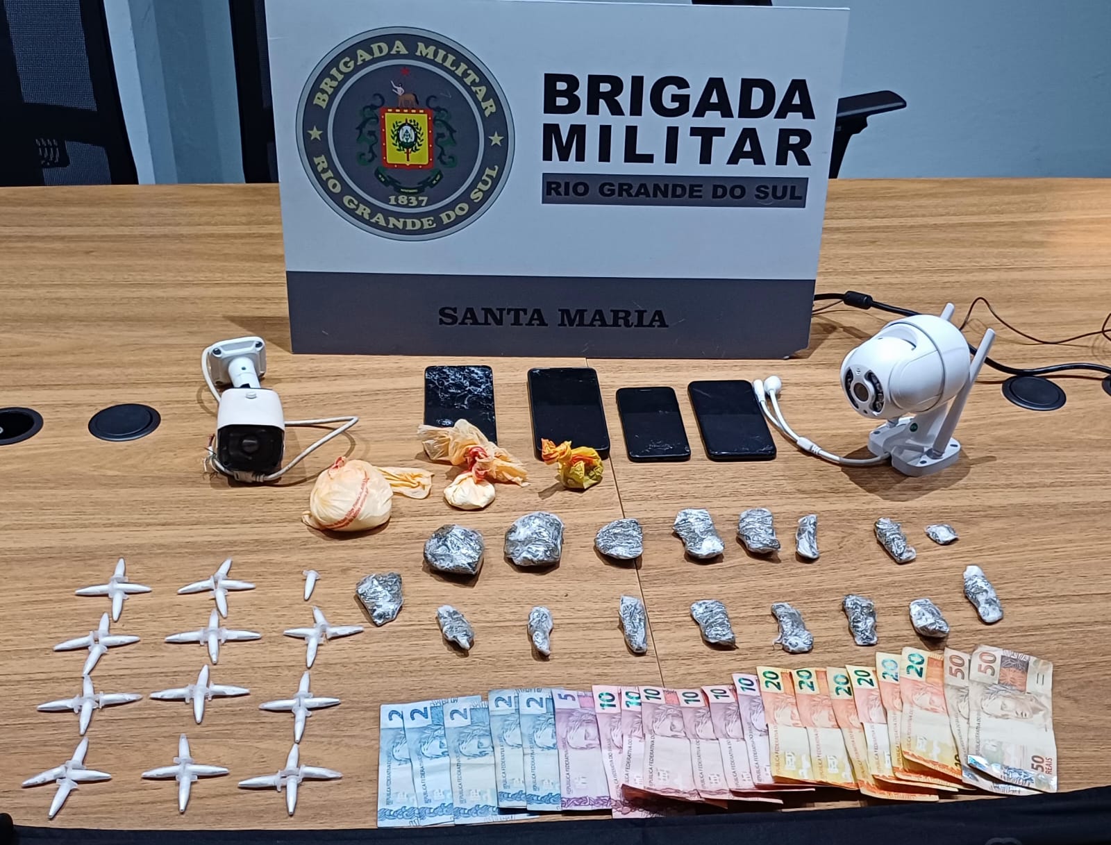 Brigada Militar prende dois jovens por tráfico de entorpecentes no Centro de Santa Maria