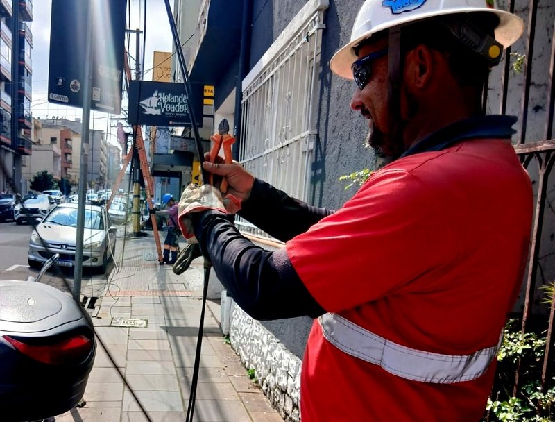 Cerca de 800 kg de fios em desuso são recolhidos em mutirão realizado em trecho da Rua Tuiuti