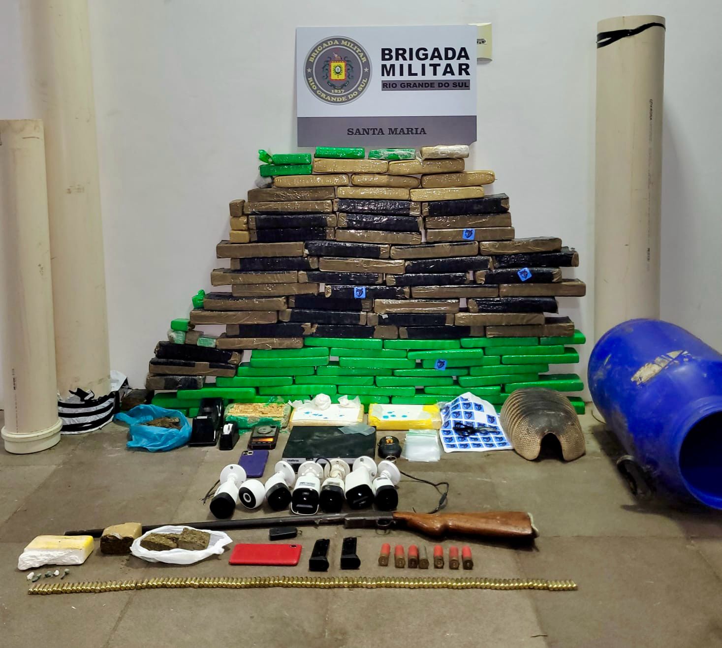 Brigada Militar realiza grande apreensão de drogas e munições  no Bairro Boi Morto e prende dois suspeitos pelo crime 