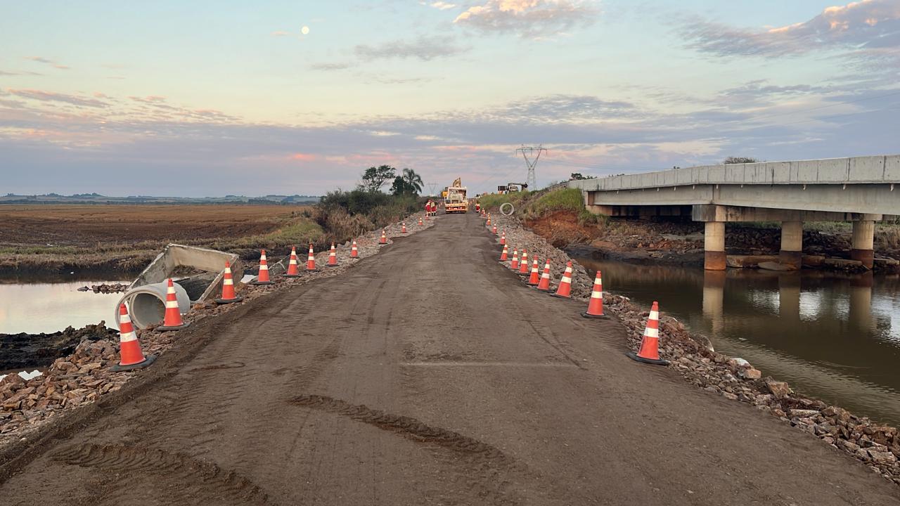 DNIT realiza manutenção em desvio da ponte da Várzea do Rio Toropi na BR-287 nesta segunda-feira