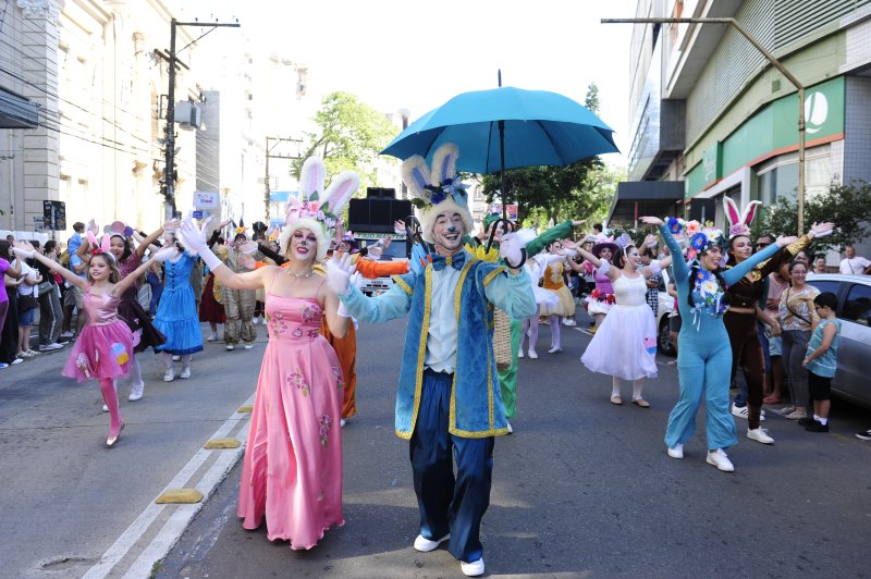 Desfile de Páscoa, promovido pela Prefeitura de Santa Maria, ocorre no Centro neste sábado (19)
