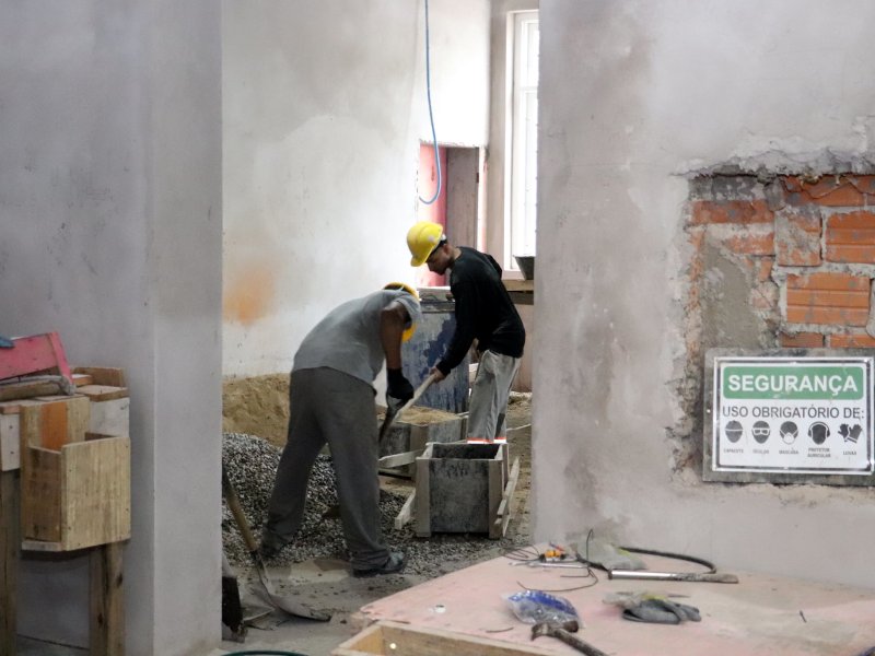 Reforma da Casa de Cultura segue com serviços de reboco nas paredes e finalização da colocação do telhado
