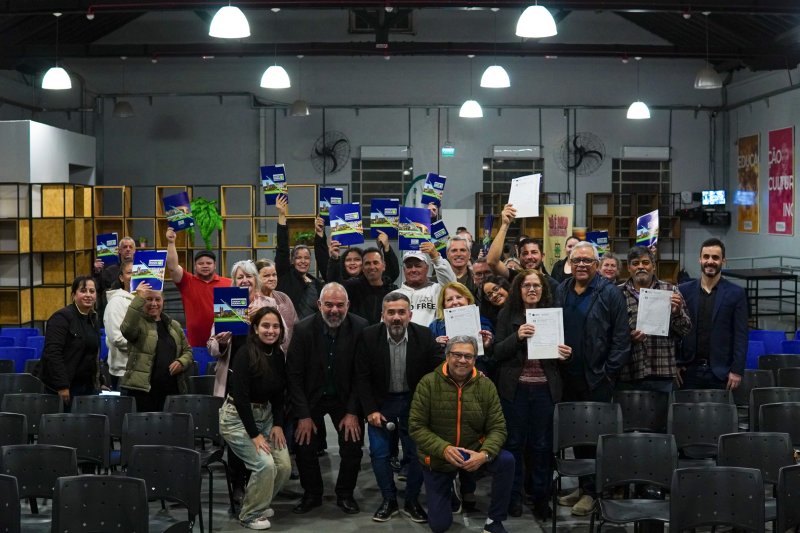 Prefeitura de Santa Maria entrega 35 matrículas de imóveis a moradores de cinco regiões