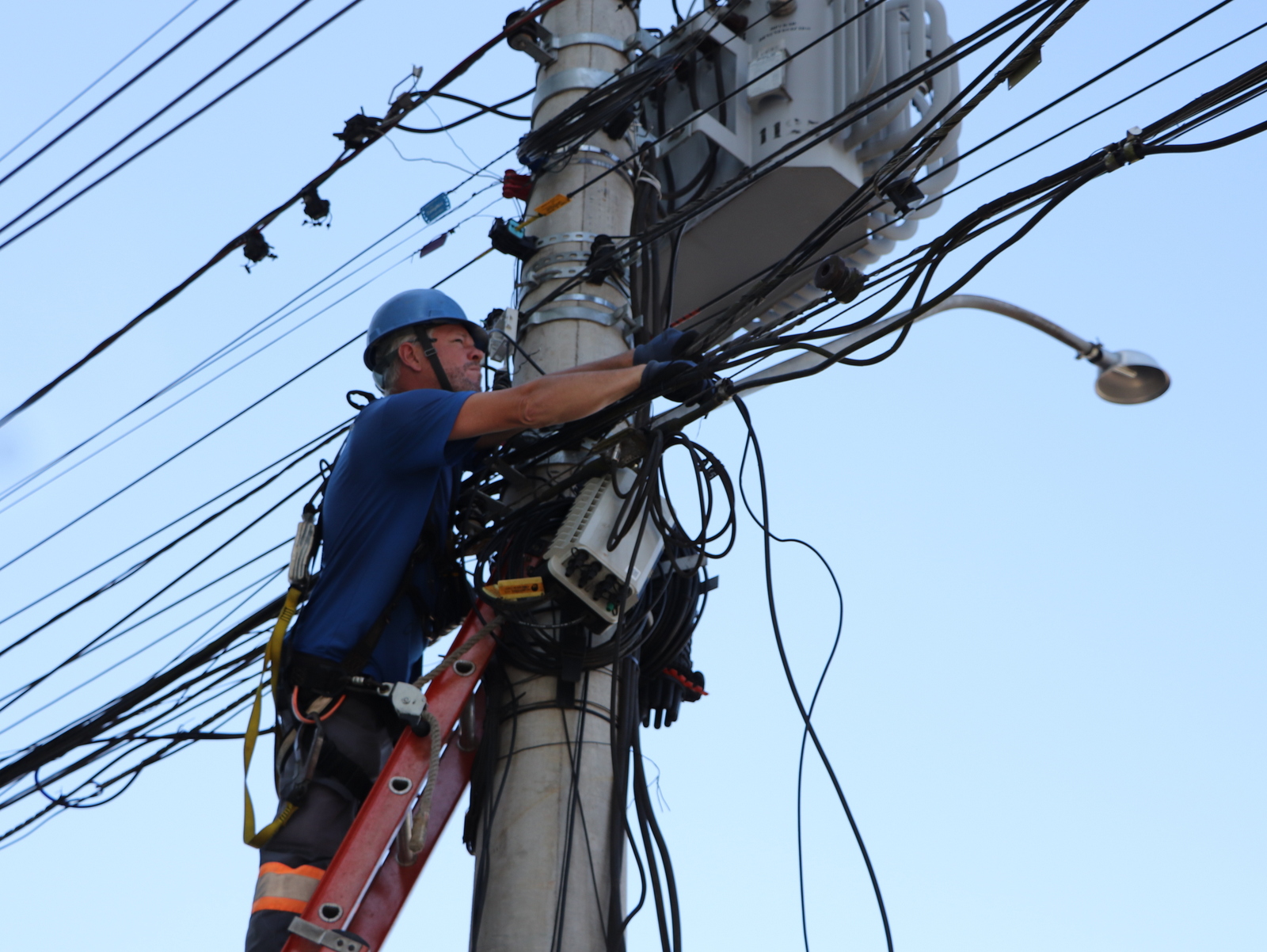 Em novo mutirão da Prefeitura, são recolhidos 260 quilos de fios em desuso de postes da Avenida Liberdade