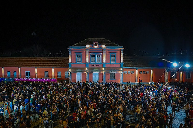 Calourada reúne cerca de 6 mil pessoas na Gare e reforça tradição universitária em Santa Maria