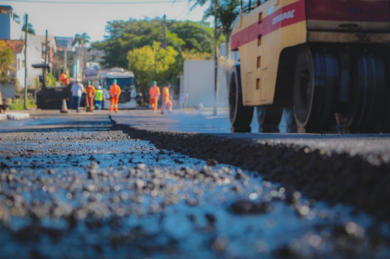 Trecho da Rua Rio Pardo, no Bairro Dom Antônio Reis, recebe pavimentação asfáltica