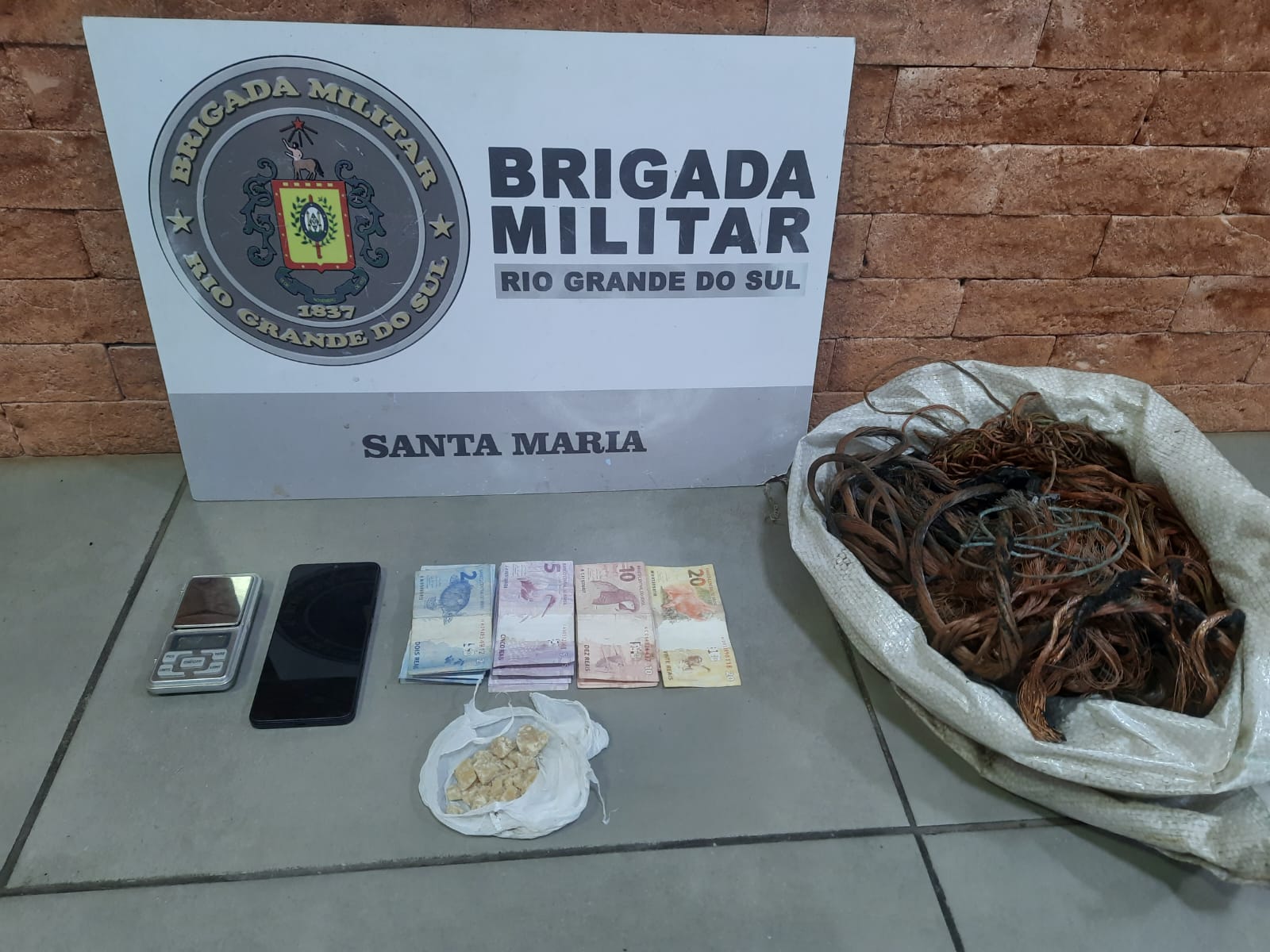 Mulher é presa por tráfico de drogas no bairro João Goulart