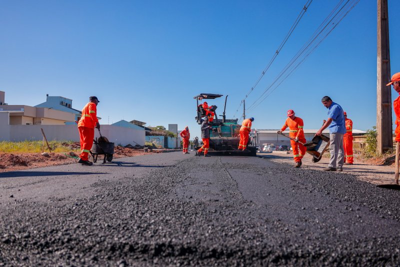 Trecho da Avenida Rodolpho Behr, no Bairro Camobi, recebe pavimentação asfáltica