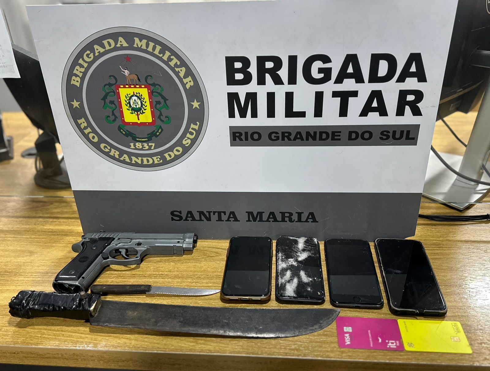 Brigada Militar apreende dois adolescentes e prende homem por roubo a pedestre em Camobi