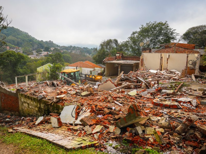 Ação integrada da Prefeitura inicia demolição de mais de 30 imóveis em área de risco na Vila Canário