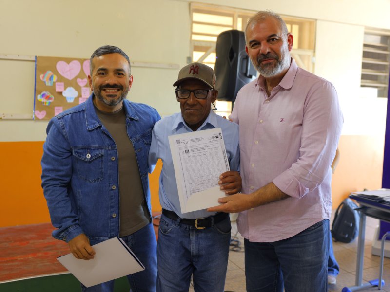 Prefeitura formaliza entrega de matrículas para moradores do Núcleo Urbano Monte Betel