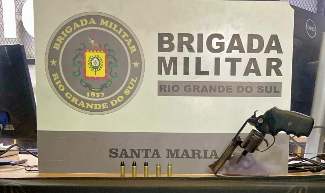 Brigada Militar apreende adolescente por porte ilegal de arma de fogo no bairro Diácono João Luiz Pozzobon.