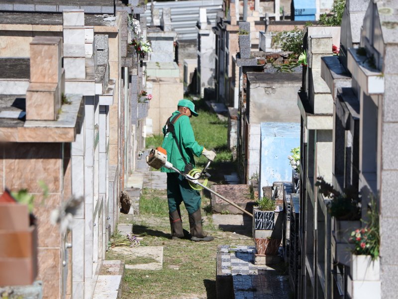 Em preparação ao Dia de Finados, equipes da Prefeitura trabalham na manutenção dos cemitérios municipais