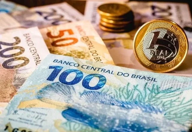 Nascidos em novembro e dezembro recebem abono salarial a partir desta sexta-feira (15)