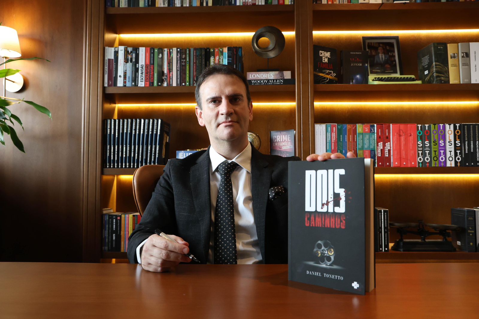 Sucesso no Brasil, livro "Dois Caminhos", de Daniel Tonetto, será lançado na Feira do Livro de Lisboa em Portugal