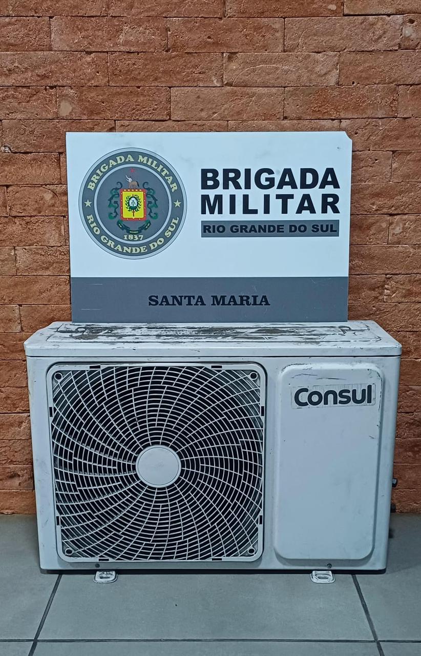 Dois homens foram presos após furtar unidade condensadora de ar-condicionado no Centro de Santa Maria