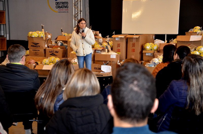 Prefeitura entrega kits de materiais esportivos para escolas de Ensino Fundamental da Rede Municipal