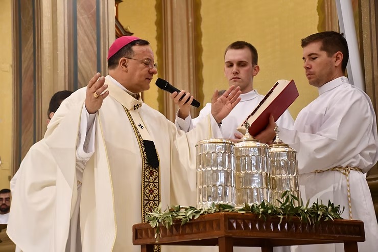 Missa da Unidade reúne bispos, clero e fiéis durante a Quinta-Feira Santa em Santa Maria
