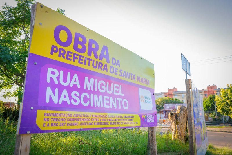 Prefeitura assina ordem de serviço para obras de pavimentação e sinalização viária na Rua Miguel Nascimento no bairro Juscelino Kubitschek