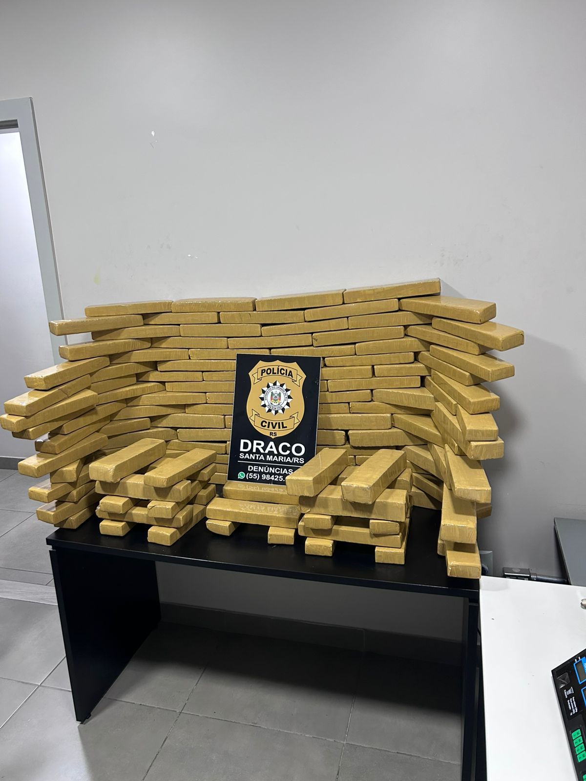Dois jovens são presos e mais de 100 kg de maconha são apreendidos pela Draco no bairro São José