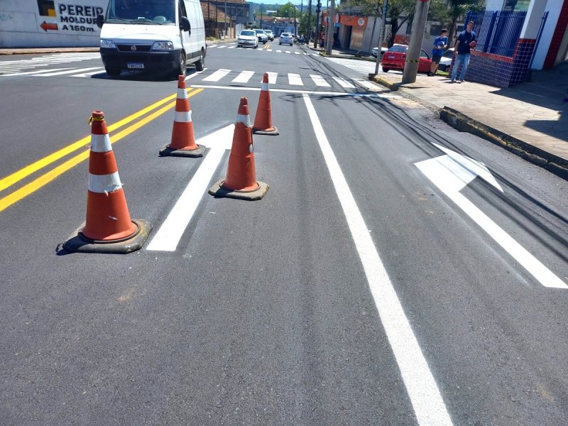 Após executar a pavimentação asfáltica, Prefeitura faz a sinalização viária em trecho da Rua Venâncio Aires