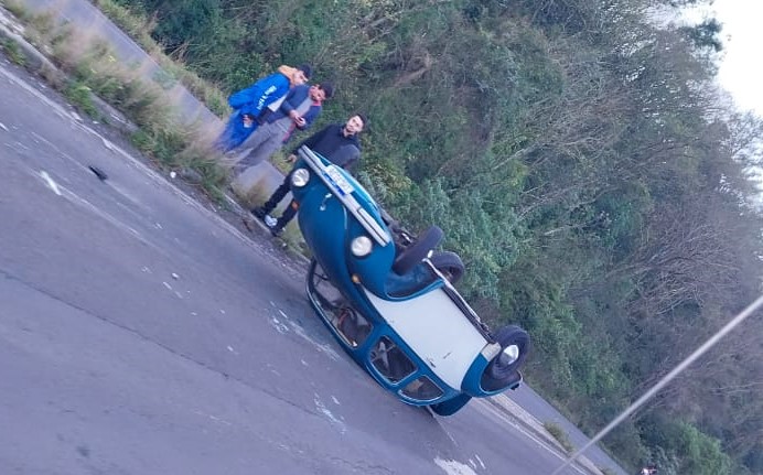 Motorista perde controle e capota Fusca na Faixa Nova de Camobi