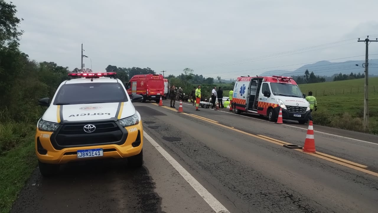 Ônibus tomba na RSC-287 em Restinga Sêca