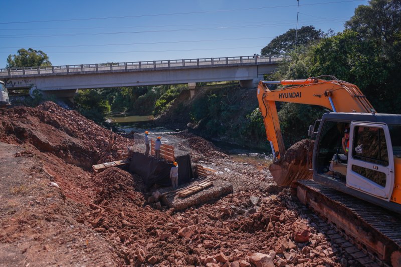 Equipe da Prefeitura trabalha para reforçar contenção da encosta do Arroio Cadena no Bairro Renascença