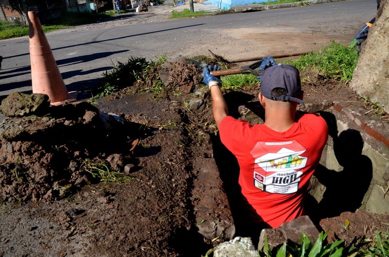 Prefeitura faz limpeza e manutenção na drenagem pluvial em vias dos bairros Nova Santa Marta e Salgado Filho