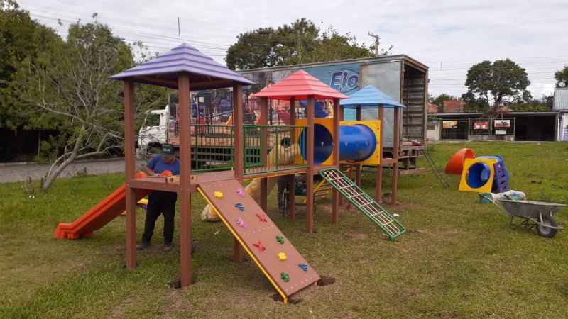 Pracinhas de brinquedos e academias ao ar livre são instaladas em bairros de Santa Maria