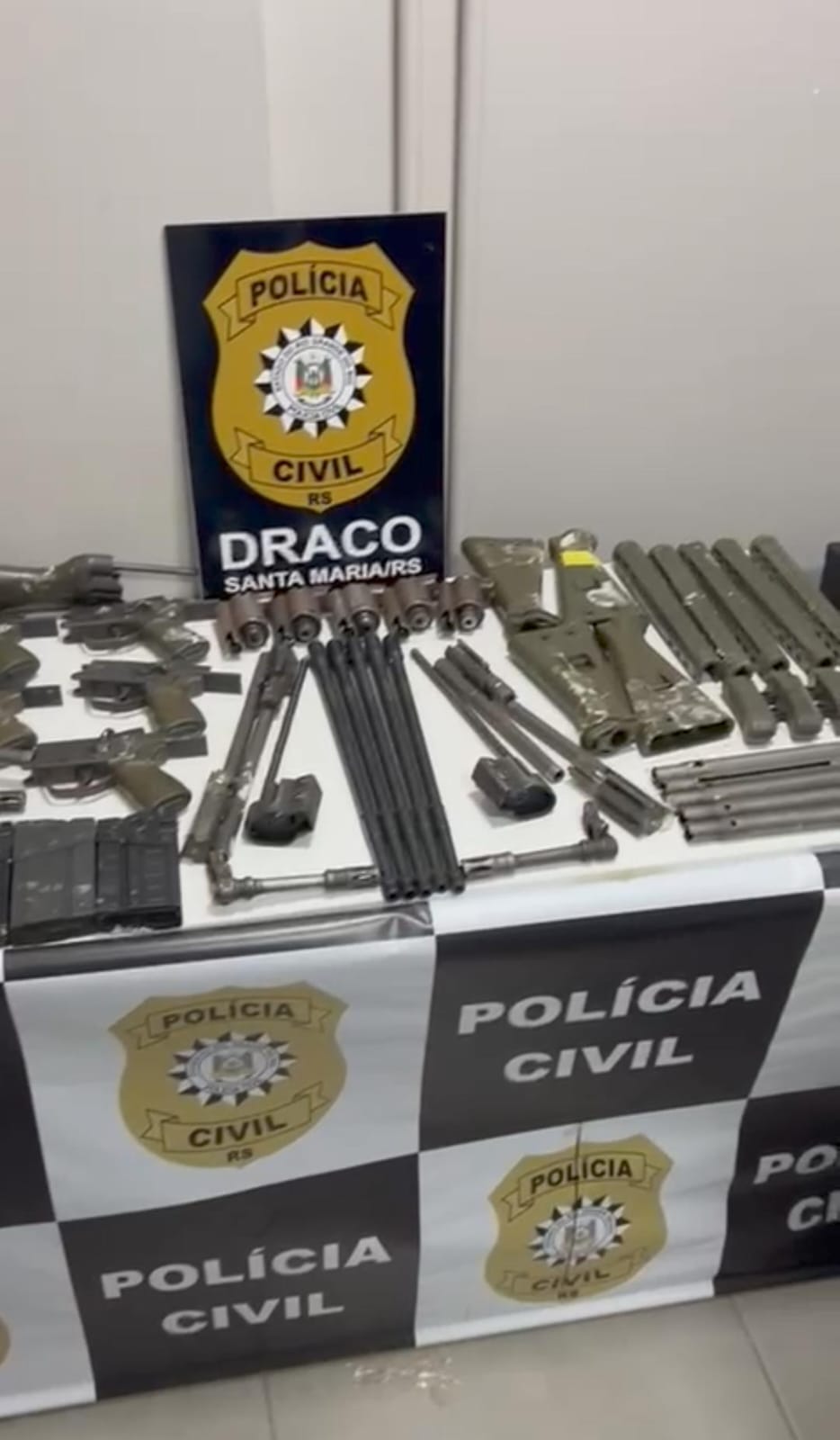 Polícia Civil de Santa Maria prende indivíduo pelo crime de porte ilegal de arma de fogo e apreende cinco fuzis durante perseguição no interior de Tupanciretã