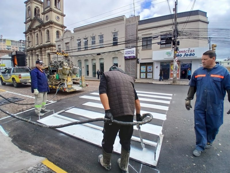 Prefeitura altera sinalização na Avenida Rio Branco e instala novos semáforos para pedestres